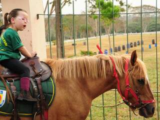 Cavalos auxiliam no tratamento das crianças no Centro de Equoterapia da PM (Foto: Rodrigo Pazinato)