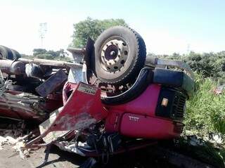 Caminhão tombou na rodovia e motorista morreu na hora (Foto: Divulgação/Corpo de Bombeiros)