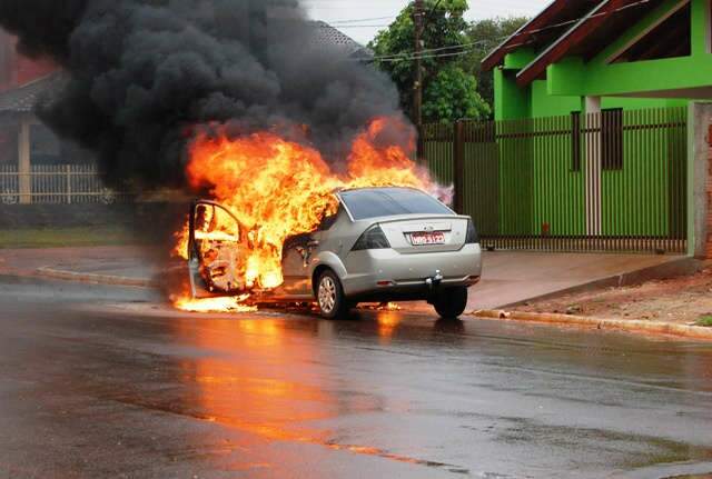  Em Ang&eacute;lica, carro fica totalmente destru&iacute;do ap&oacute;s pegar fogo  