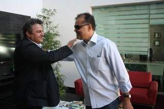Prefeito de Iguatemi cumprimento Chico Maia, presidente da Associação dos Criadores de MS (Foto: Marcos Ermínio)