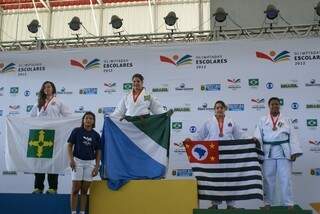 Camila Gebara segura bandeira de Mato Grosso do Sul no lugar mais alto do pódio (Foto: Divulgação)