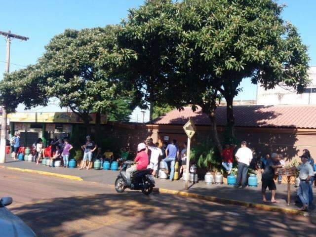 Ap&oacute;s tr&ecirc;s dias de agonia, douradense enfrenta fila no sol para comprar g&aacute;s