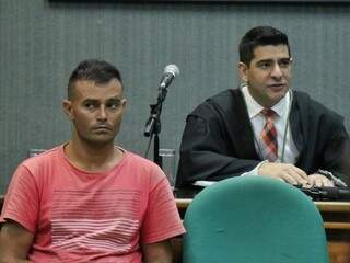 Douglas Aparecido Cardoso, o &quot;baleado&quot;, durante Tribunal do Júri na manhã desta quarta-feira (25) (Foto: Henrique Kawaminami)