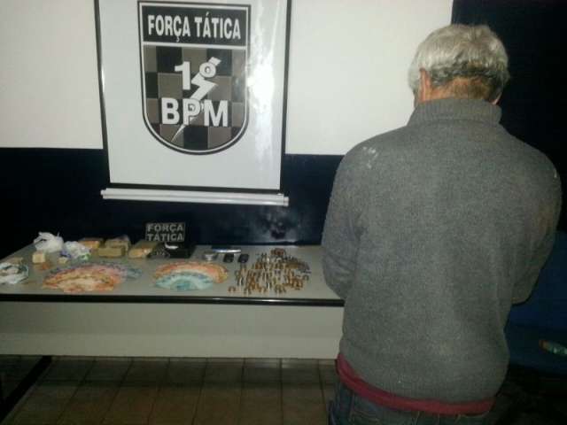 "Vov&ocirc; do tr&aacute;fico" &eacute; preso com coca&iacute;na e mais de R$ 5 mil em dinheiro 