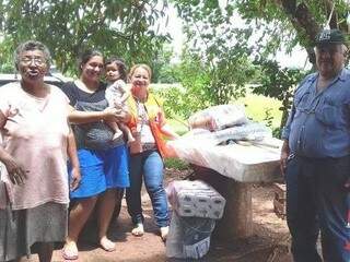 Moradores de Bela Vista receberam 100 kits com alimentos, produtos de higiene e colchões (Foto: Divulgação/Defesa Civil)