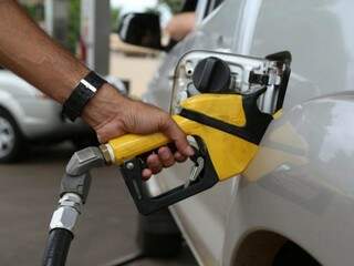 Motorista abastece veículo na Capital. Preços da gasolina e etanol apresentaram redução (Foto: Kísie Ainoã)