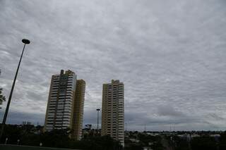 O dia amanheceu com céu fechado em Campo Grande e previsão é de mais chuva. (Foto: Gerson Walber) 