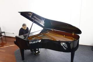 Miguelito foi o primeiro a estrear o piano de cauda da Sala de Música. (Foto: Saul Shramm)