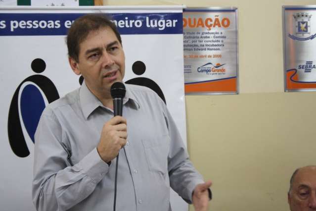 Bernal diz n&atilde;o saber de demiss&atilde;o de servidor que fez cr&iacute;ticas no Facebook