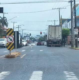 Caminhão estacionado em local proibido, na avenida Ceará (Foto: Direto das Ruas)