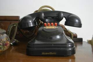Telefone antigo, guardado até hoje como relíquia.(Foto: Thaís Pimenta )