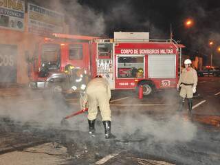 Bombeiros limpam via onde moradores fizeram protesto ontem à noite. (Foto: João Garrigó) 