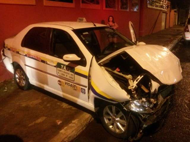 T&aacute;xi &eacute; atingido por outro ve&iacute;culo e s&oacute; para ao colidir contra muro na Brilhante