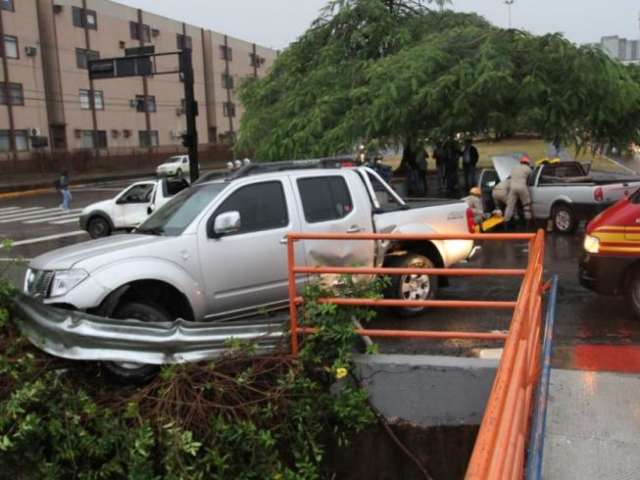 Duas pessoas ficam feridas em acidente com 3 carros na Afonso Pena