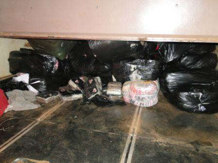  Pol&iacute;cia apreende roupas sem documenta&ccedil;&atilde;o em fundo falso de &ocirc;nibus