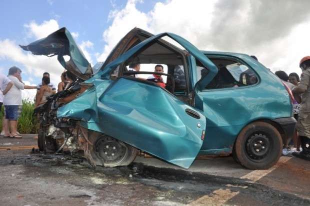 Dois morrem e 5 ficam feridos em acidente envolvendo 4 ve&iacute;culos