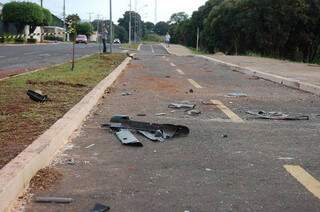 No asfalto, marcas e resquícios do acidente. (Foto: Simão Nogueira)