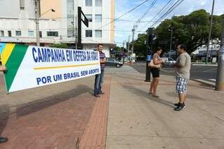 Faixas e panfletos alertam para o crime de aborto. (Foto: Marcelo Victor)