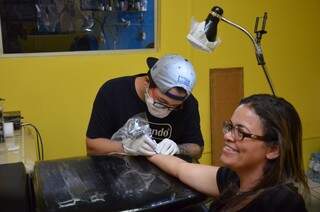 Fátima encarou a tatuagem aos 46 anos por influência dos amigos (Foto: Vanessa Tamires)