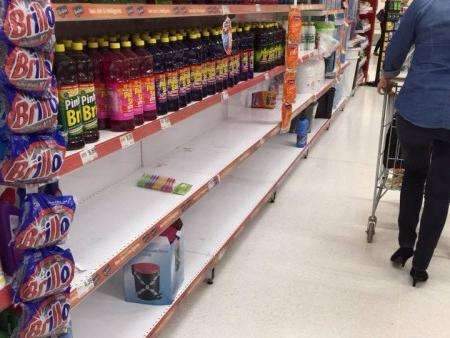 Leitores estranham falta de produtos nas prateleiras de supermercado