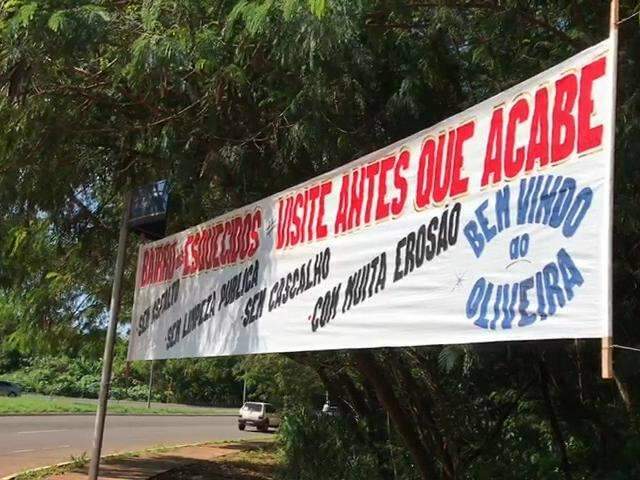 Faixa em &quot;bairro esquecido&quot; pelo poder p&uacute;blico avisa: &quot;visite antes que acabe&quot;