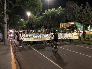 Manifestantes com faixa, bandeiras e apitos durante protesto na Afonso Pena (Foto: Direto das Ruas)