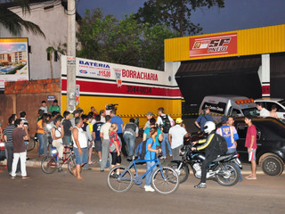Populares se aglomeraram em frente a borracharia onde PM foi morto. (Foto: João Garrigó)