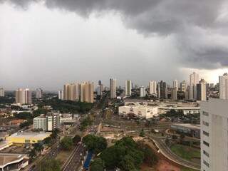 Em poucos minutos, céu da Capital foi tomado por nuvens. (Foto: Adriano Fernandes)