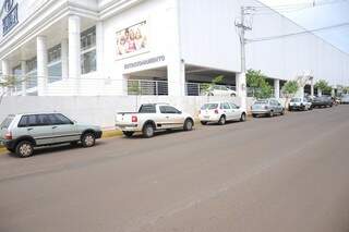 Nas Rua Cubatão, ao lado do Shopping Norte Sul Paza, veículos foram estacionados em local não permitido. (Foto: Paulo Francis)