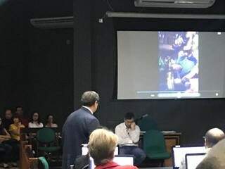 Defesa exibiu vídeo da vítima em um bar durante julgamento (Foto: Liniker Ribeiro)
