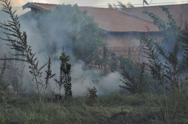 Inc&ecirc;ndio em terreno baldio assusta moradores no bairro Centro-Oeste