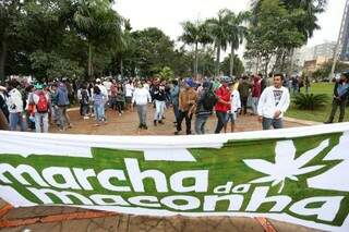 Marcha da Maconha reúne centenas no centro de Campo Grande. (Foto:Marcelo Victor)