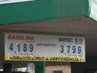 Cartaz com preço do diesel nesta quarta em Campo Grande: empresas deverão acrescentar preços antigos ao lado dos vigentes (Foto: Marina Pacheco)