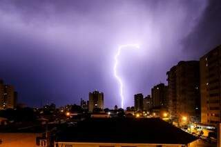 Até a noite de ontem, mais de 440 raios caíram sobre a Capital, enquanto em Corumbá foram 5695 descargas elétricas. (Foto: André Bittar)