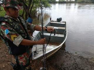 Policial militar ambiental segurando um dos petrechos apreendidos durante operação (Foto: Divulgação/PMA)