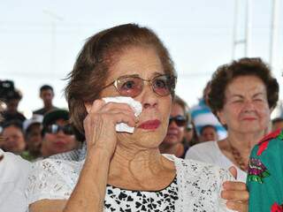 Nilda Coelho chora ao ouvir homenagens ao marido falecido este ano. 