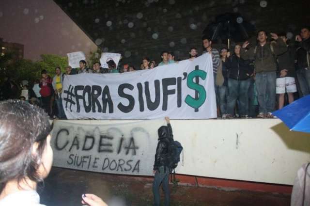 Cerca de 300 manifestantes ocupam Afonso Pena e gritam palavras de ordem 