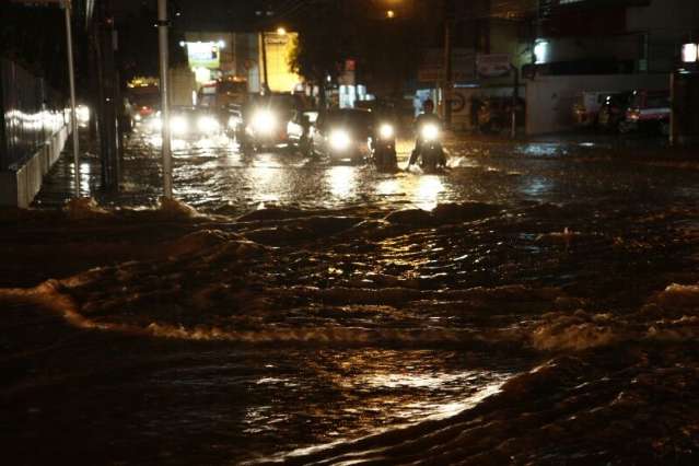 Chuva causa alagamentos e popula&ccedil;&atilde;o fica &quot;ilhada&quot; na Ricardo Brand&atilde;o