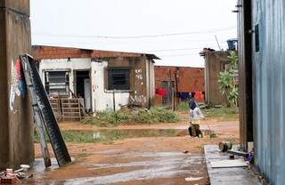 Terreno para condomínios é crescente favela no Jardim Centro-Oeste. (Foto: Saul Schramm)