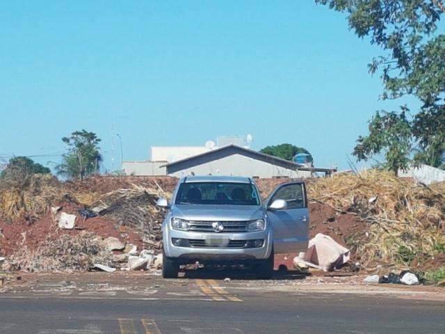 Morador flagra motorista de caminhonete descartando lixo em &aacute;rea da prefeitura 
