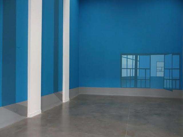 Usando apenas o azul, artista pl&aacute;stica recria ambiente na menor sala de museu