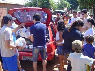 Onde tudo começou: distribuição de 70 básicas para famílias do bairro Dom Antônio Barbosa, em Campo Grande  (Foto: arquivo pessoal)