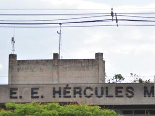 Antena na escola Hércules Maymone, onde o serviço é mais lento.