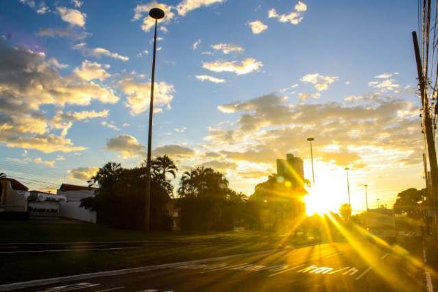 Ter&ccedil;a-feira de c&eacute;u claro e calor em Campo Grande 