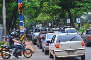 Nas ruas centrais, condutores furam sinal vermelho e diretor da Agetran defende instalação de radares (Foto: Eliel Oliveira)