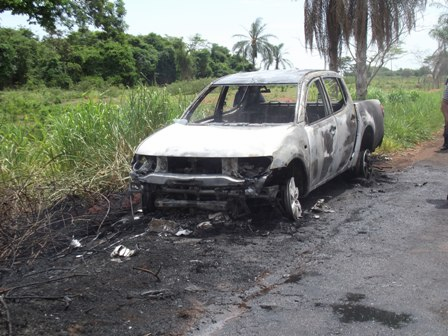  Caminhonete pega fogo em meio a rodovia perto de Anauril&acirc;ndia