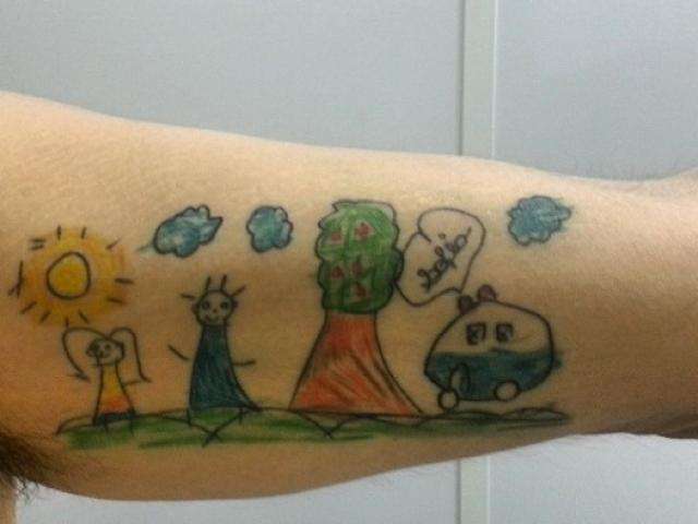 Pai decide tatuar desenho feito pela filha de 6 anos; um desafio para o tatuador