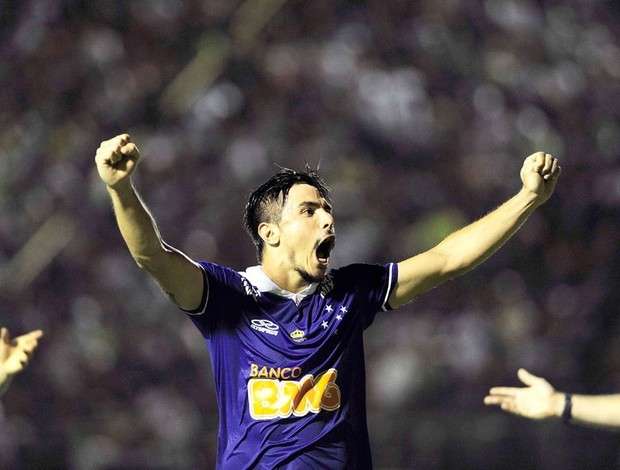 Cruzeiro bate o Vit&oacute;ria e conquista o Brasileir&atilde;o