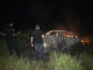 Ap&oacute;s dupla execu&ccedil;&atilde;o, pistoleiros atiram na pol&iacute;cia e correm para o mato