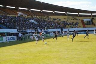 Jogo está disputado, mas o Corumbaense saiu na frente (Foto: Alcides Neto)